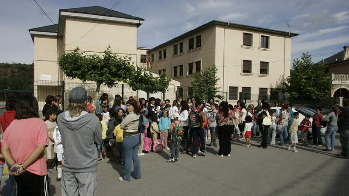Imagen de archivo de la entrada al centro educativo de Puente de Domingo Flórez. L. DE LA MATA