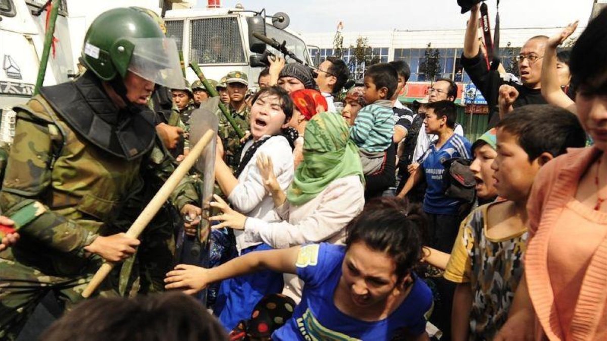 La policía china carga contra una manifestación de uigures en Urumqi, en la provincia de Xinjiang.
