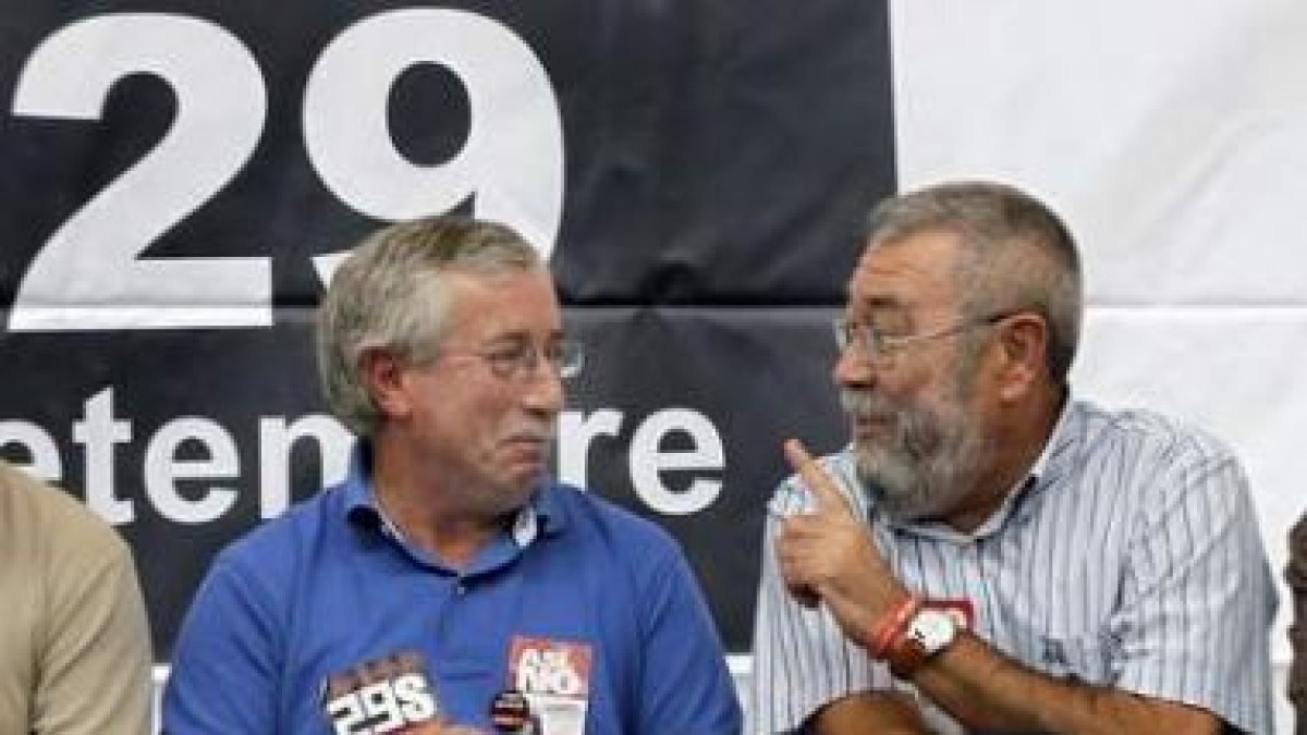 Toxo y Méndez bromean durante un acto en Valencia para promocionar la huelga.