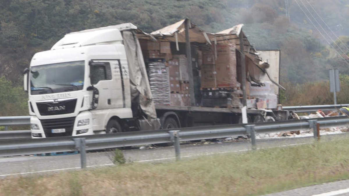 La carga de uno de los camiones involucrados en el accidente se desparramó por parte de la calzada, en sentido a Galicia. L. DE  LA MATA