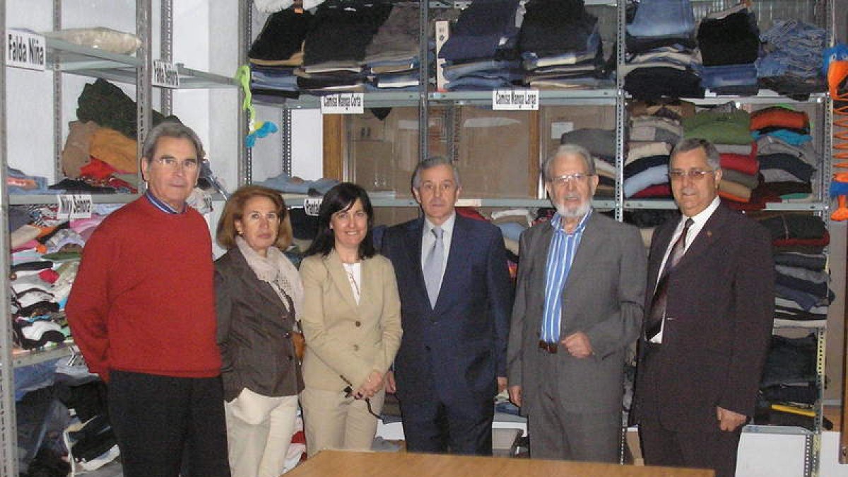 El alcalde junto a la concejala y los representantes de Cáritas.