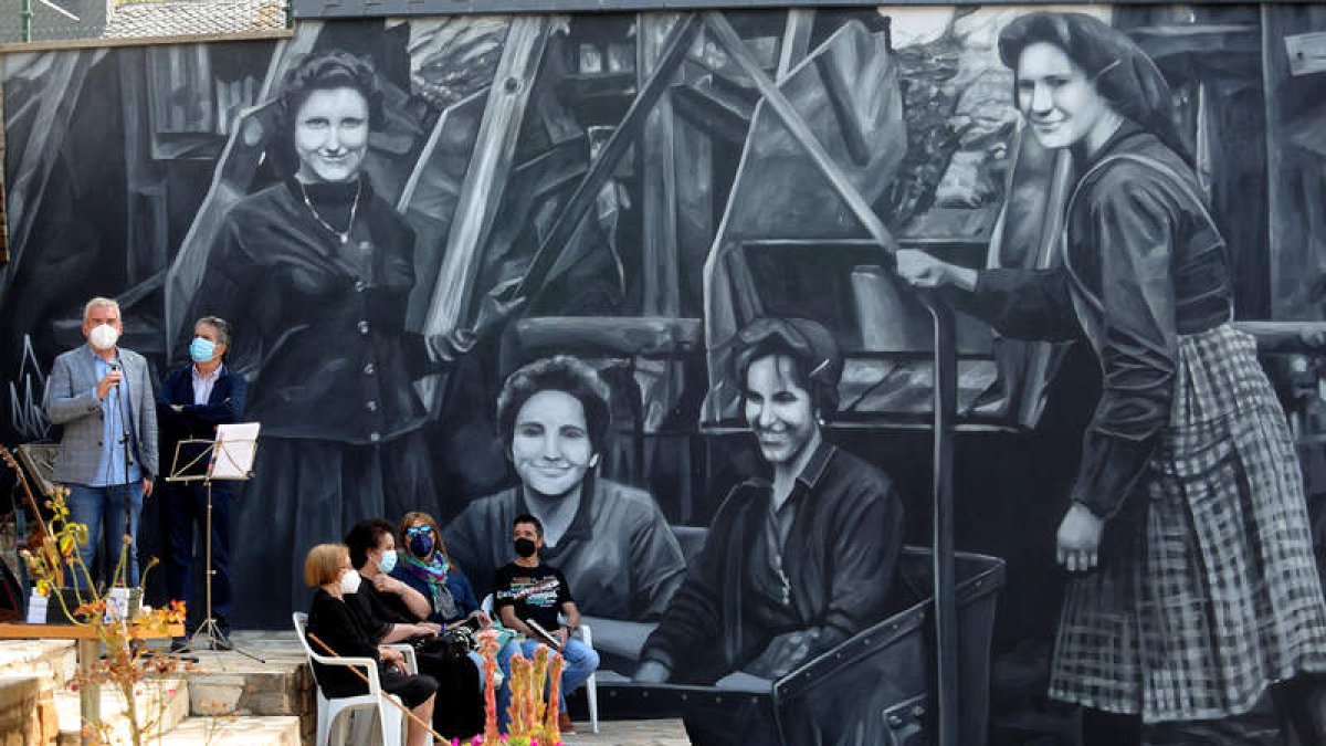 En el mural, Hortensia, Begoña, Libertad Aurora e Irene. Al lado, la foto de Pepe Gutiérrez. ANA F. BARREDO
