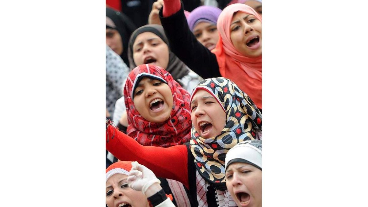 Jóvenes egipcias se manifiestan contra la junta militar.