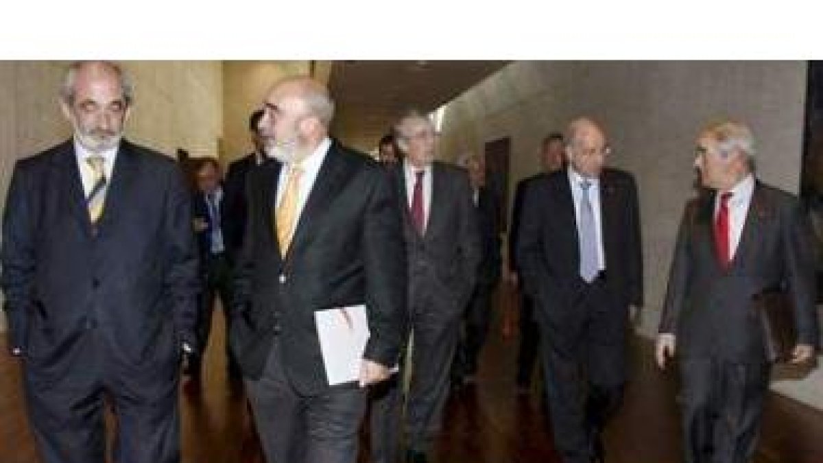 Santos Llamas y Arribas, en una imagen de archivo, en una reunión de la federación de cajas.