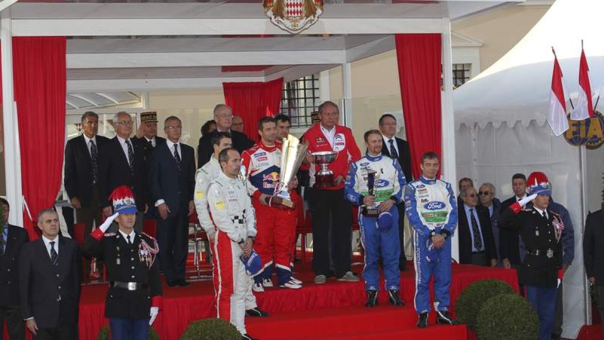 Loeb celebra su triunfo en Montecarlo secundado en el podio por Dani Sordo.