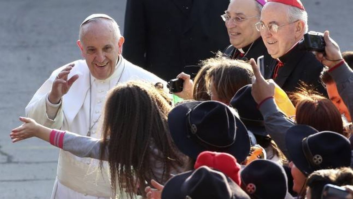 El papa Francisco saluda a una niña, este domingo en Roma.