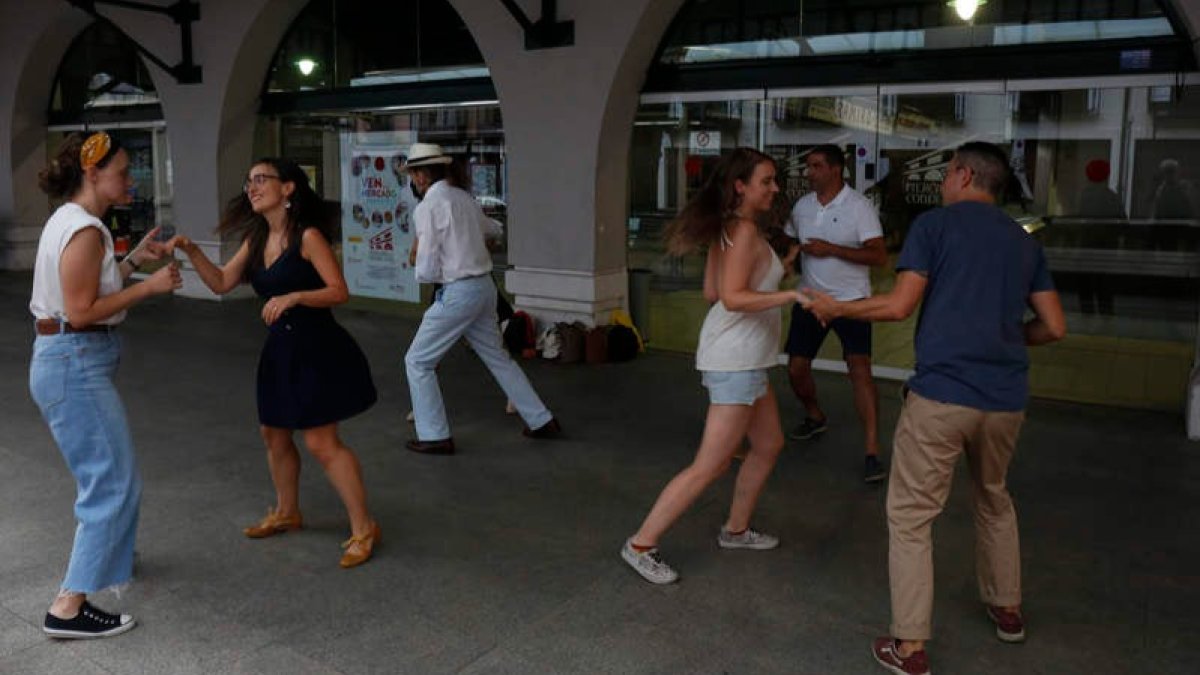 Un grupo de personas baila swing en el exterior del mercado del Conde Luna, el pasado miércoles. FERNANDO OTERO