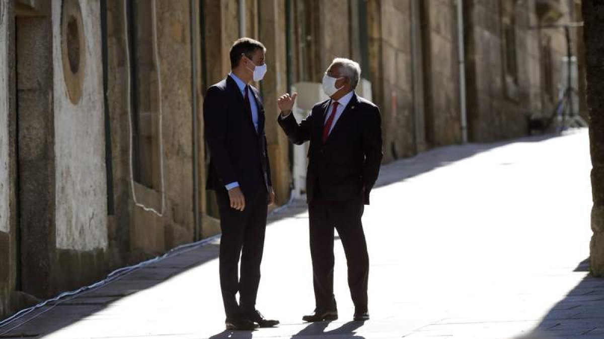 El presidente del Gobierno, Pedro Sánchez, y el primer ministro portugués, Antonio Costa, ayer, en Guarda JUANJO MARTÍN
