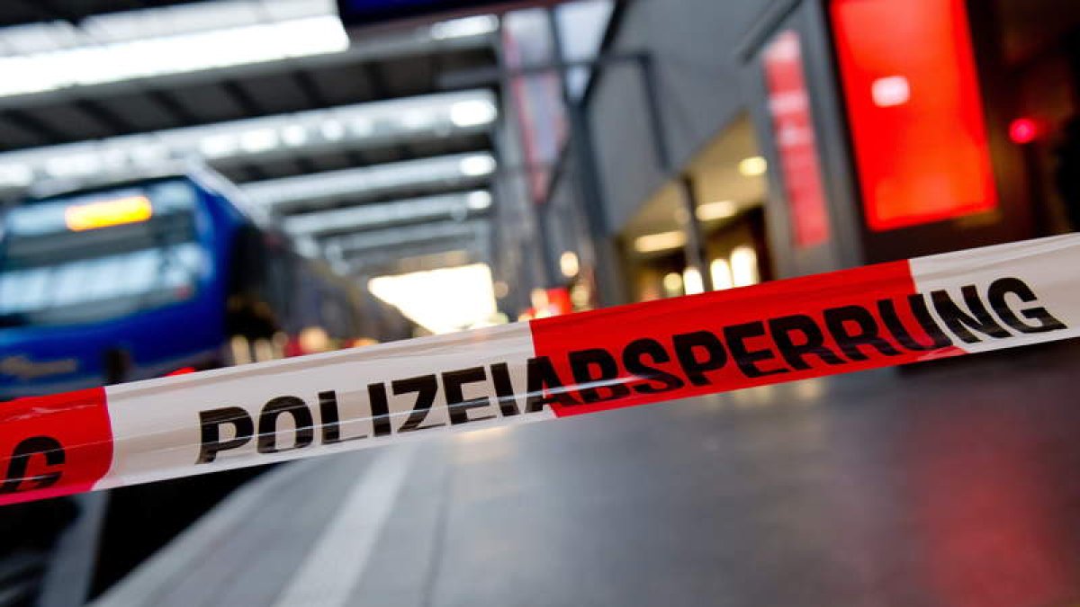 Un cordón policial impide el paso en la estación de tren de Múnich.