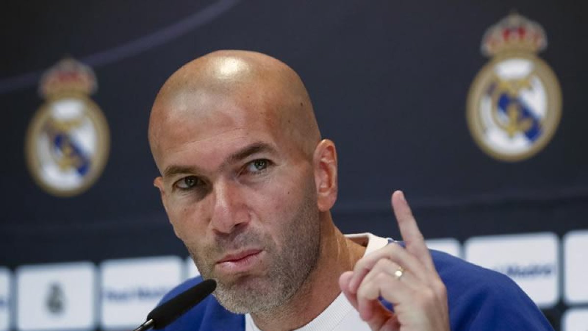 El entrenador del Real Madrid, Zinedine Zidane, durante la rueda de prensa que ha ofrecido tras el entrenamiento de hoy en Valdebebas.