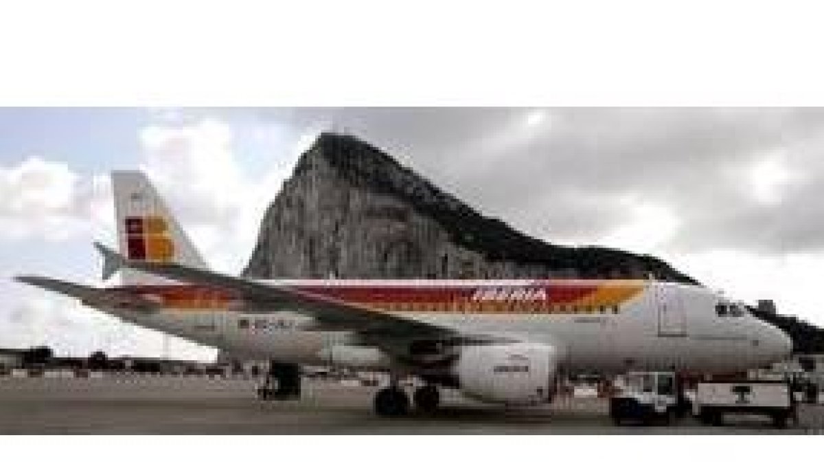 El Airbus 319 de Iberia tomó tierra en la colonia a la una de la tarde con 140 pasajeros a bordo