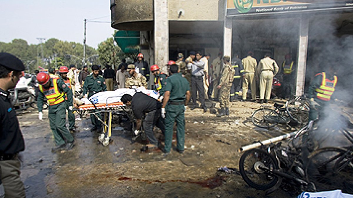 Soldados y sanitarios trabajan para rescatar a las víctimas del atentado ante la sucursal del banco