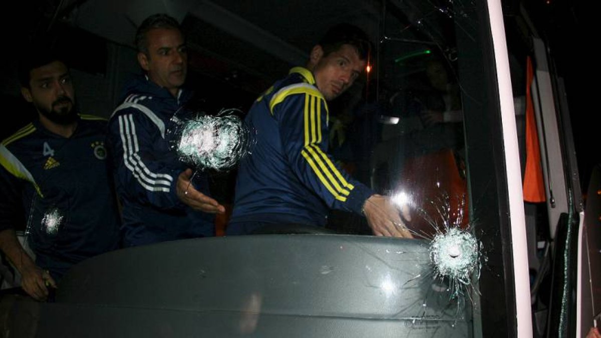 El equipo y el cuerpo técnico del club turco abandonan el vehículo tras sufrir el ataque de un grupo de desconocidos.
