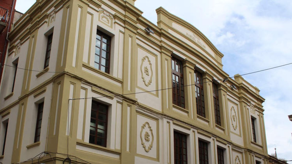 Parte superior de la fachada histórica del Teatro Gullón. DL