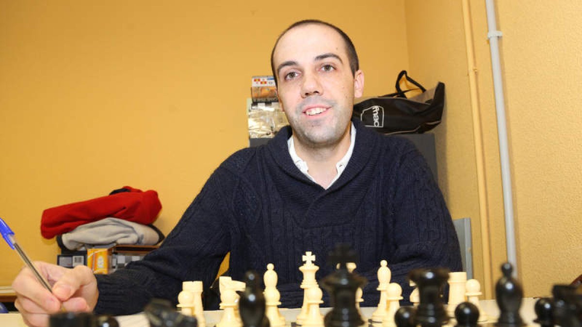 José Luis, delante de un tablero de ajedrez, deporte en el que ya es Maestro Iuternacional. SECUNDINO PÉREZ