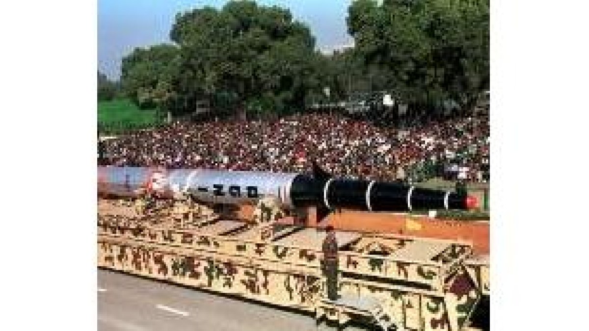 Demostración de fuerza hindú con el desfile de un misil tierra aire