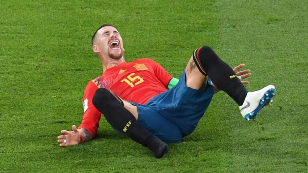 Sergio Ramos se queja tras recibir una entrada en el partido ante Marruecos.