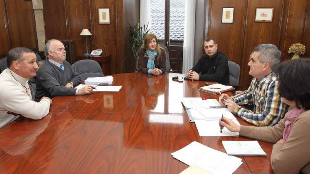 Téllez y Cortes (centro), con dirección y comité de FCC.