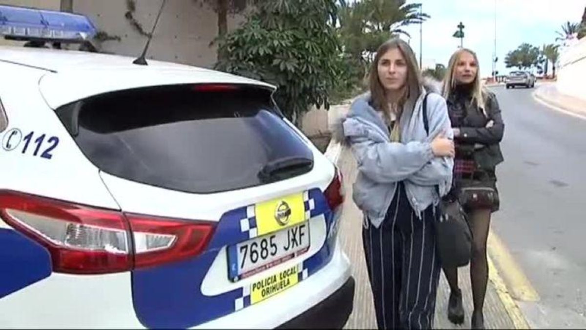 El exhibicionista que fue denunciado por una joven en Orihuela, en Alicante, ya ha sido identificado pero todavía no ha comparecido en comisaría por acosar a la chica de 18 años que le grabó con el móvil.
