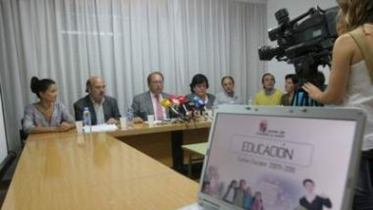 El delegado de la Junta (centro) junto a otras autoridades de Educación, en Ponferrada.