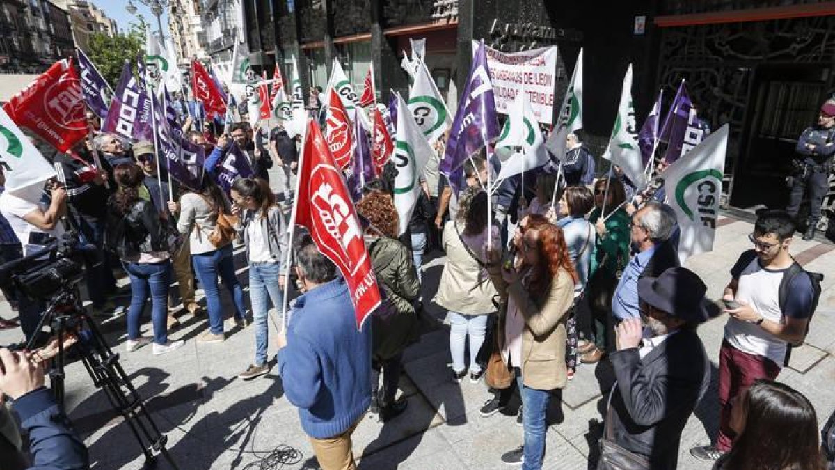 Concentración de los trabajadores del servicio urbano de autobuses de León, de la empresa Alesa SAU