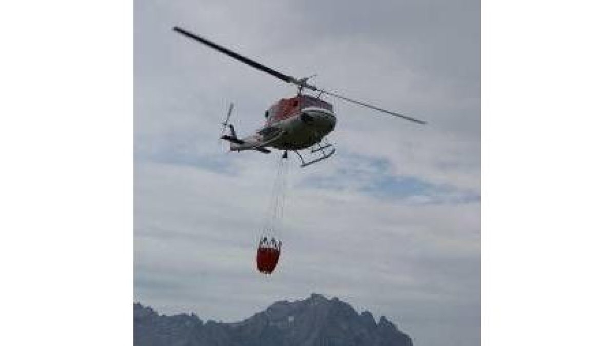 Un helicóptero trata de sofocar el incendio del pasado martes en Picos