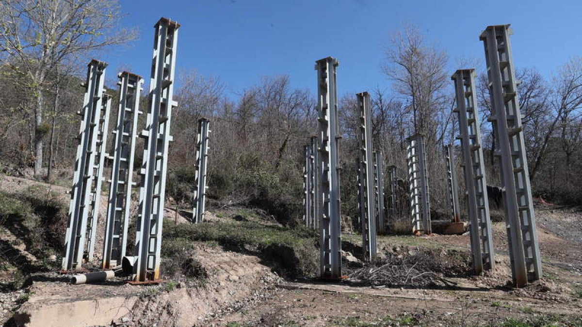 De la Casa del Bosque apenas se levantaron una veintena de pilares metálicos que hoy se oxidan junto a la Ruta de la Conquista a su paso por Labaniego. L. DE LA MATA