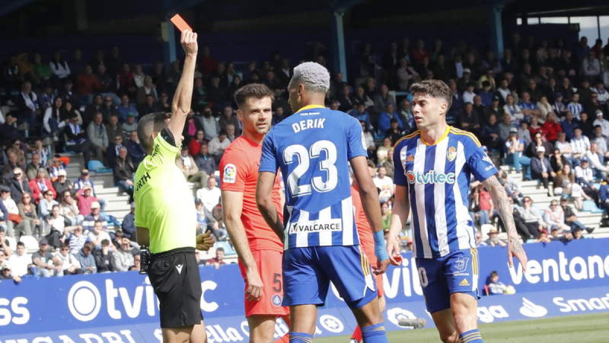 El FC Andorra hundió un poco más a la Deportiva con una exhibición ante un rival roto y que acusó sobremanera el tanto en el minuto 4. ANA F. BARREDO