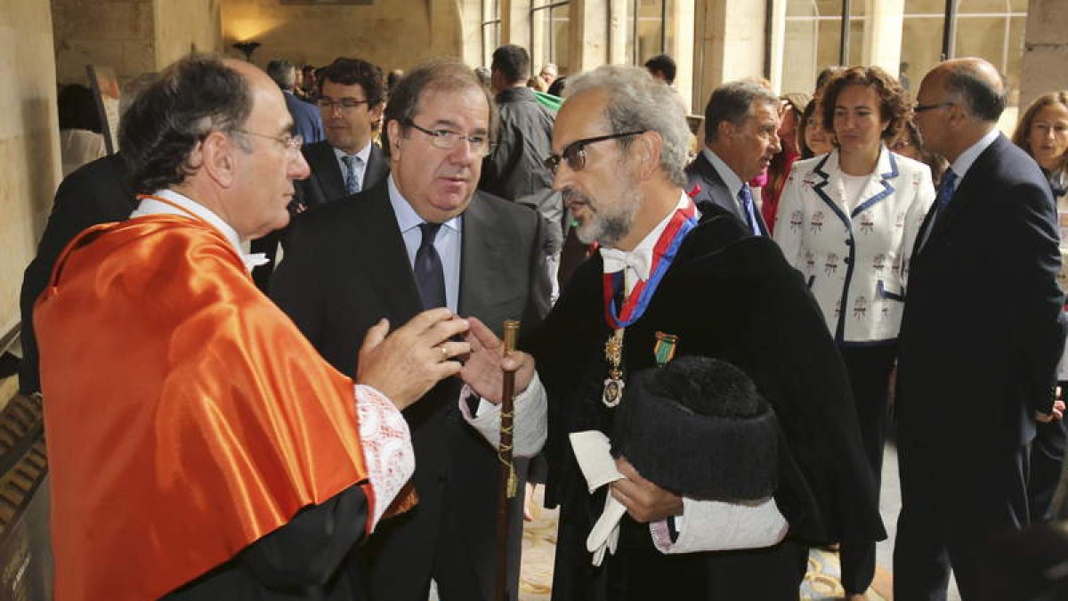 El presidente de la Junta con Sánchez Galán y el rector.