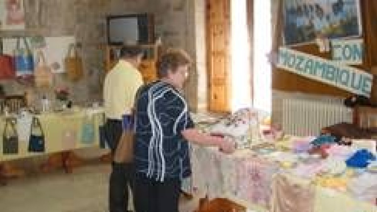 Una pareja observa los objetos que permanecen a la venta en la exposición del hospital de San Juan.