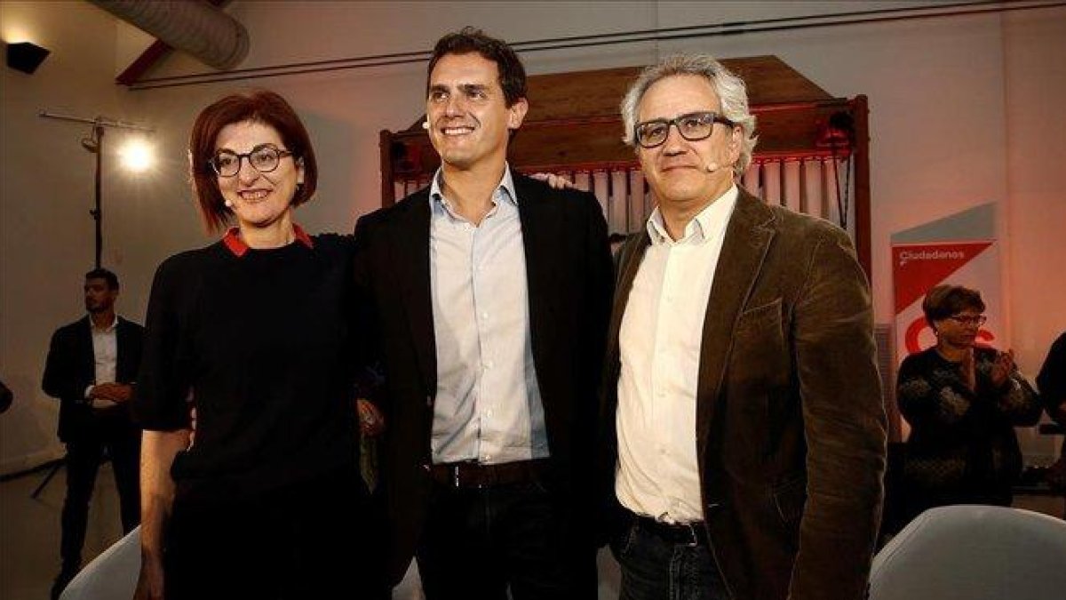 Albert Rivera, este sábado en Estella (Navarra), junto a la número dos de la lista de Ciudadanos para las elecciones europeas, Maite Pagazaurtundua, y el candidato Carlos Pérez Nievas.