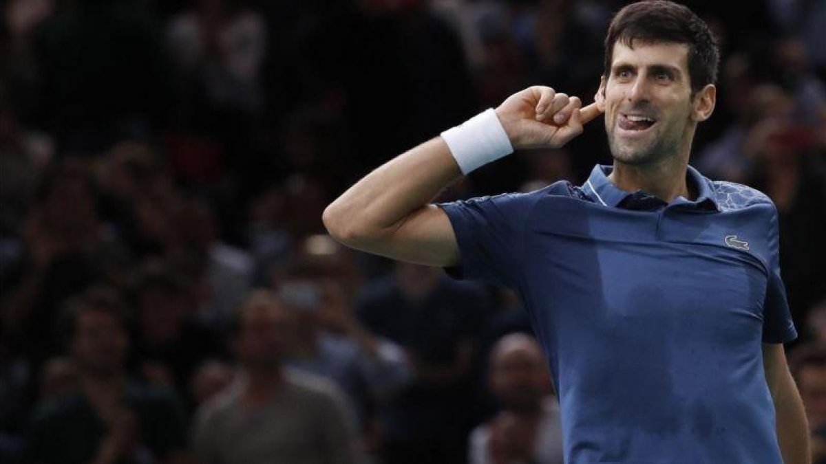 Djokovic celebra con el público su victoria ante Federer.