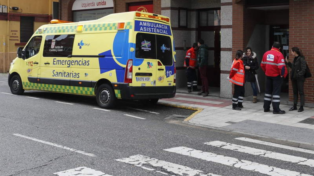 La ambulancia, junto a las instalaciones de Syva instantes después del suceso.