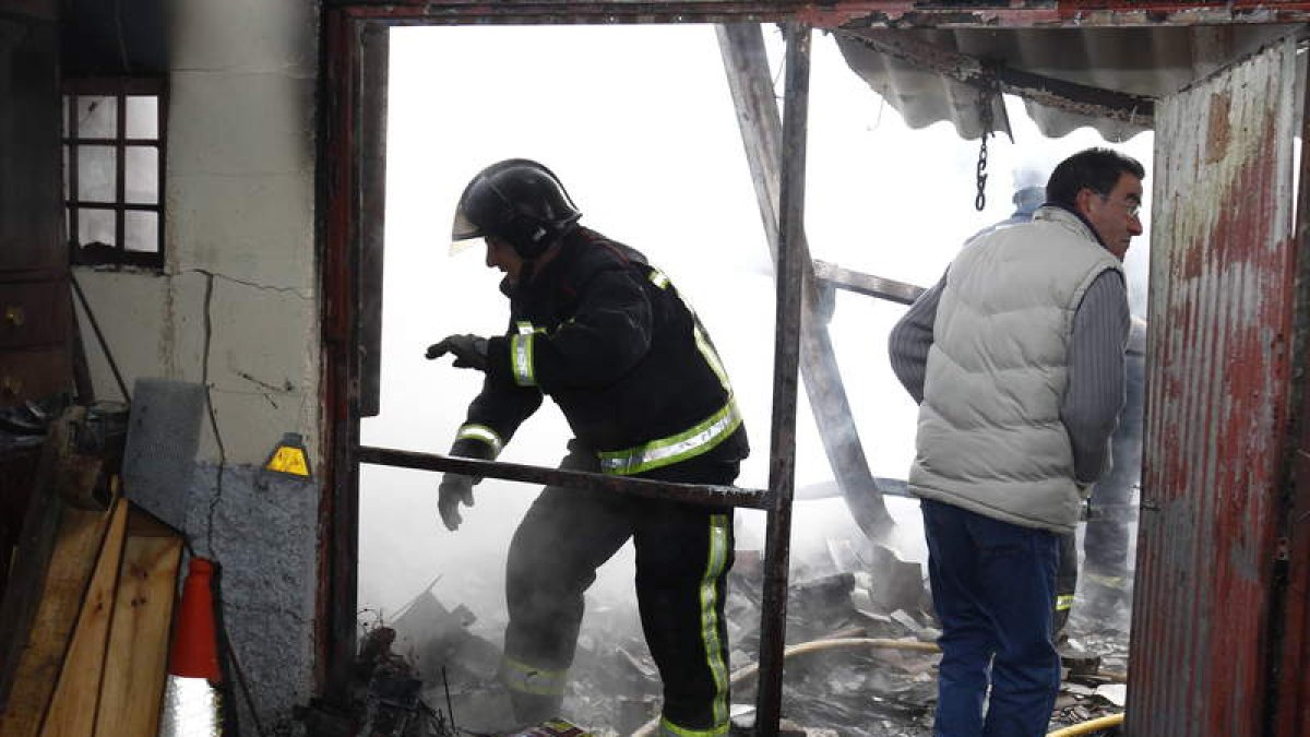 El incendio devastó ayer una cochera en la localidad de Quintana de Raneros.