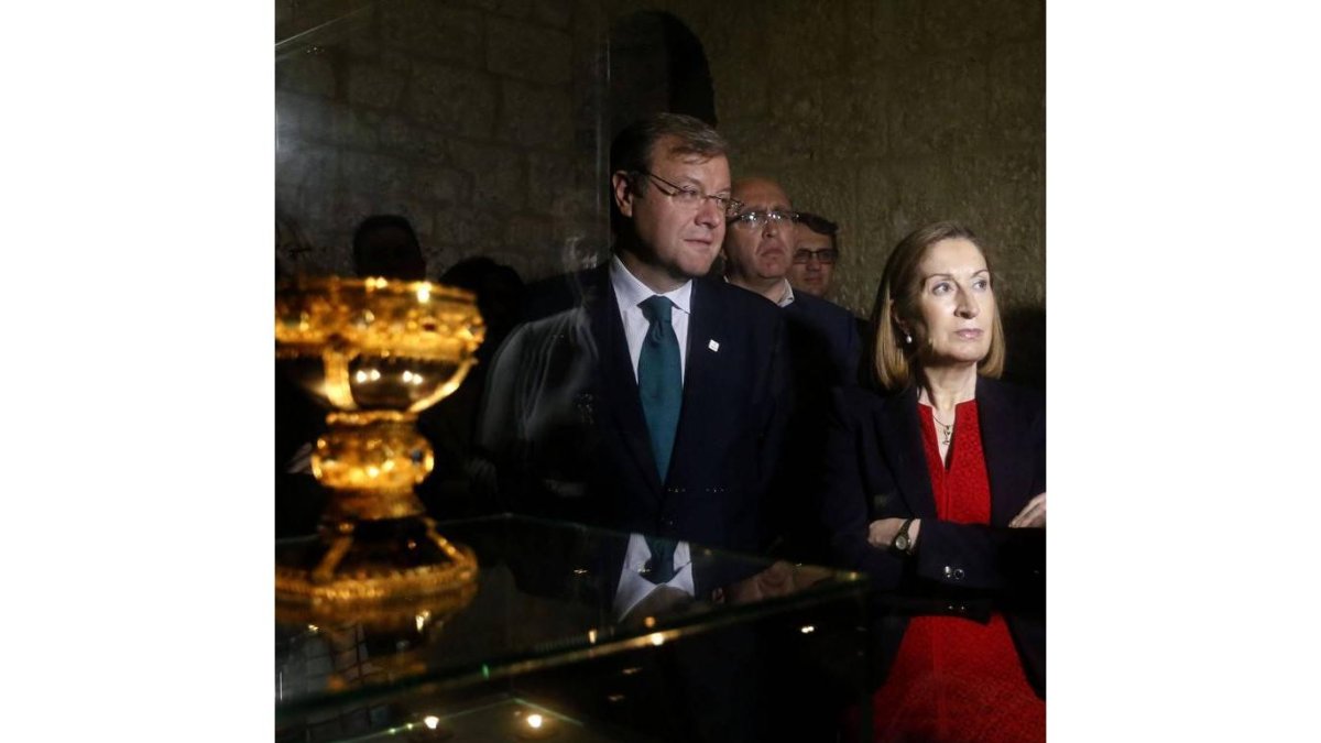 La ministra de Fomento, Ana Pastor, visita el Santo Grial en el Museo de San Isidoro