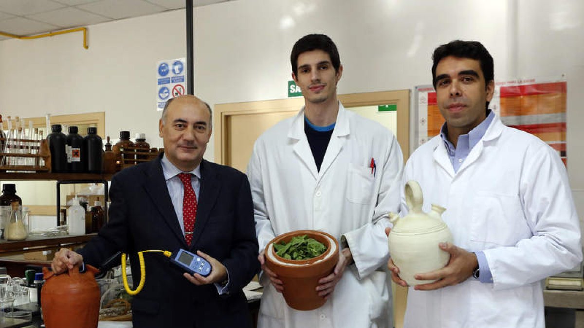 Gabriel Pinto Cañón, con el termómetro que introduce en el botijo, junto al alumno Ander Martínez y el profesor de ingeniería química Ismael Díaz Moreno. RAQUEL P. VIECO