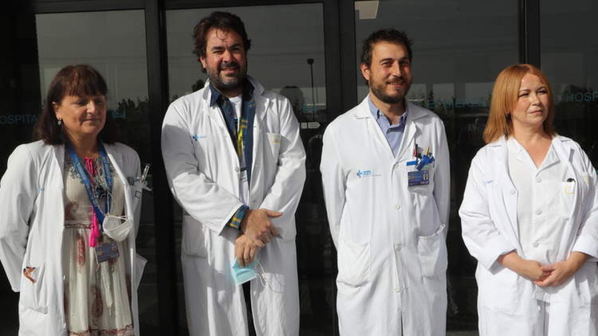De izquierda a derecha, María Angustias Pomar, José María Pelayo, Óscar Miranda y Cristina Buelta, ayer, en el Hospital. DE LA MATA