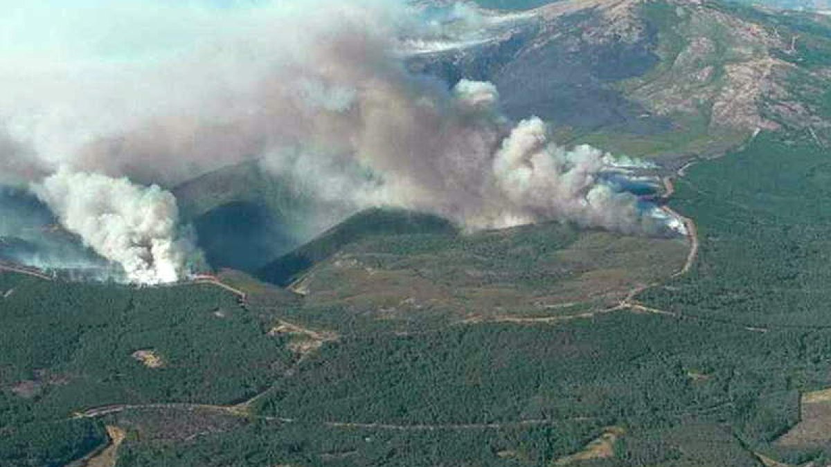 Fotografía aérea del incendio forestal declarado en la localidad de Acebo.