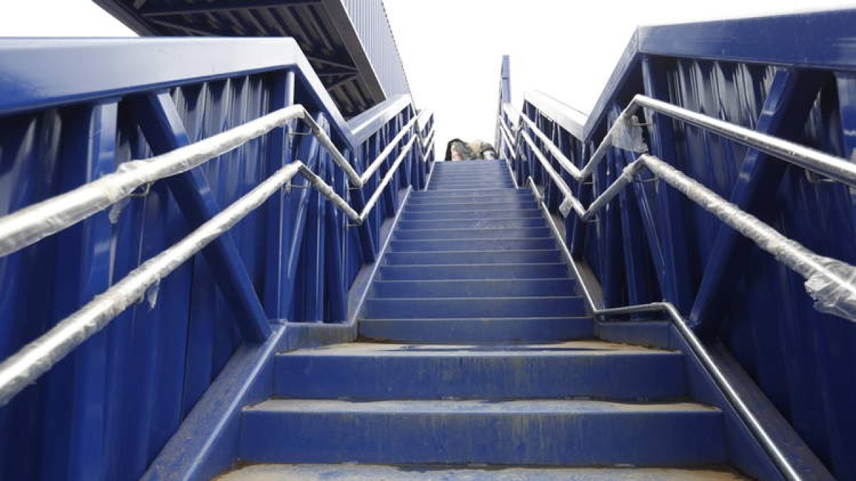 Vista de la escalinata de la pasarela de Trobajo del Camino, que Adif ya tiene acabada a falta de flecos para su apertura. MARCIANO PÉREZ