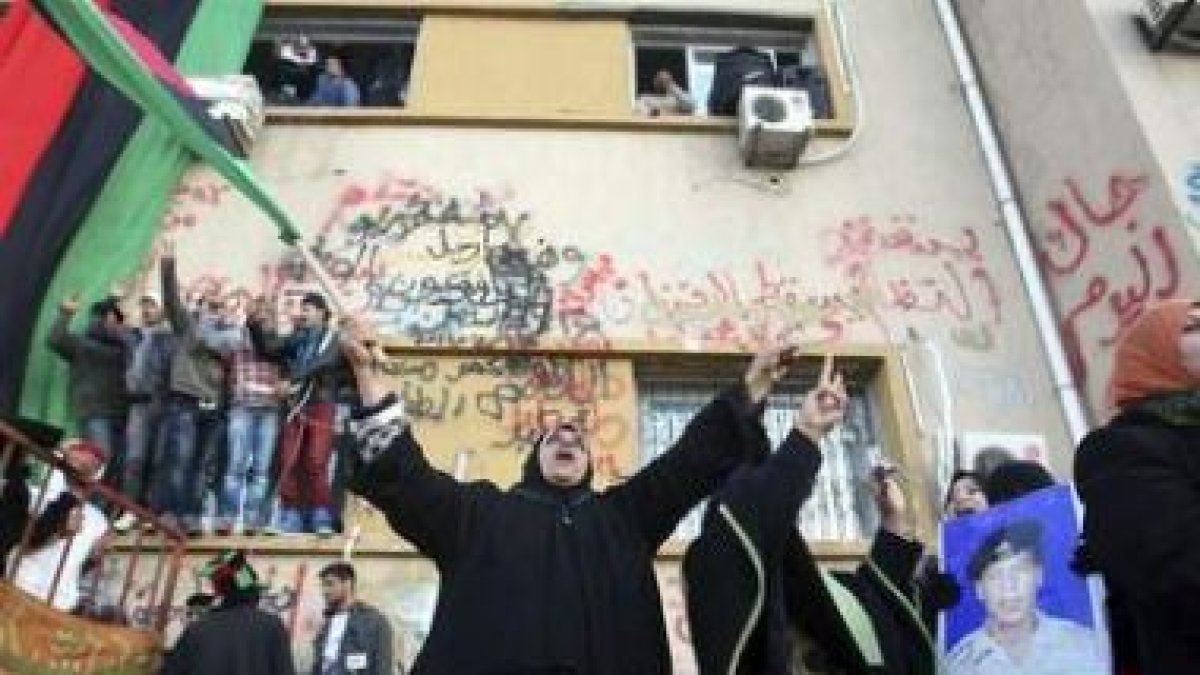 Ciudadanos libios manifestándose para pedir la caída Gadafi, en Bengasi, al este del país.