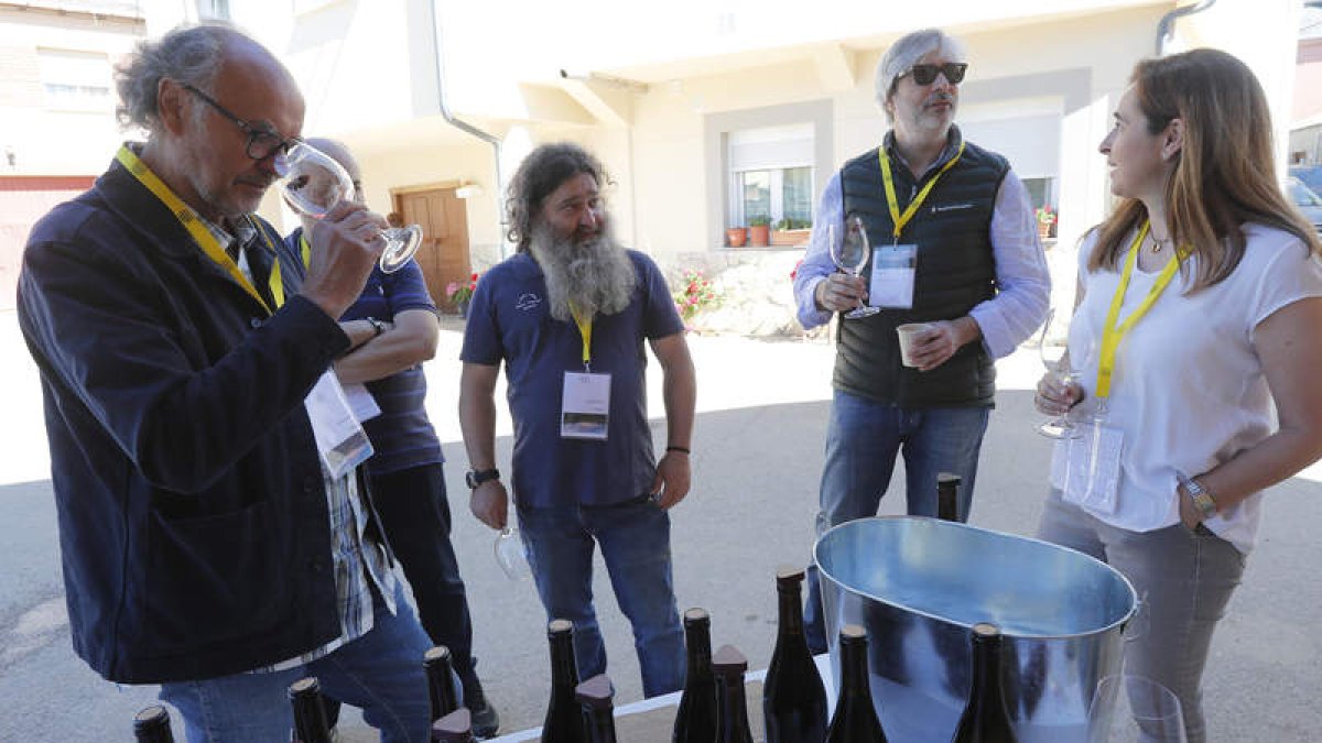 El enólogo Raúl Pérez con otros asistentes al evento que se celebró en Valtuille. L. DE LA MATA