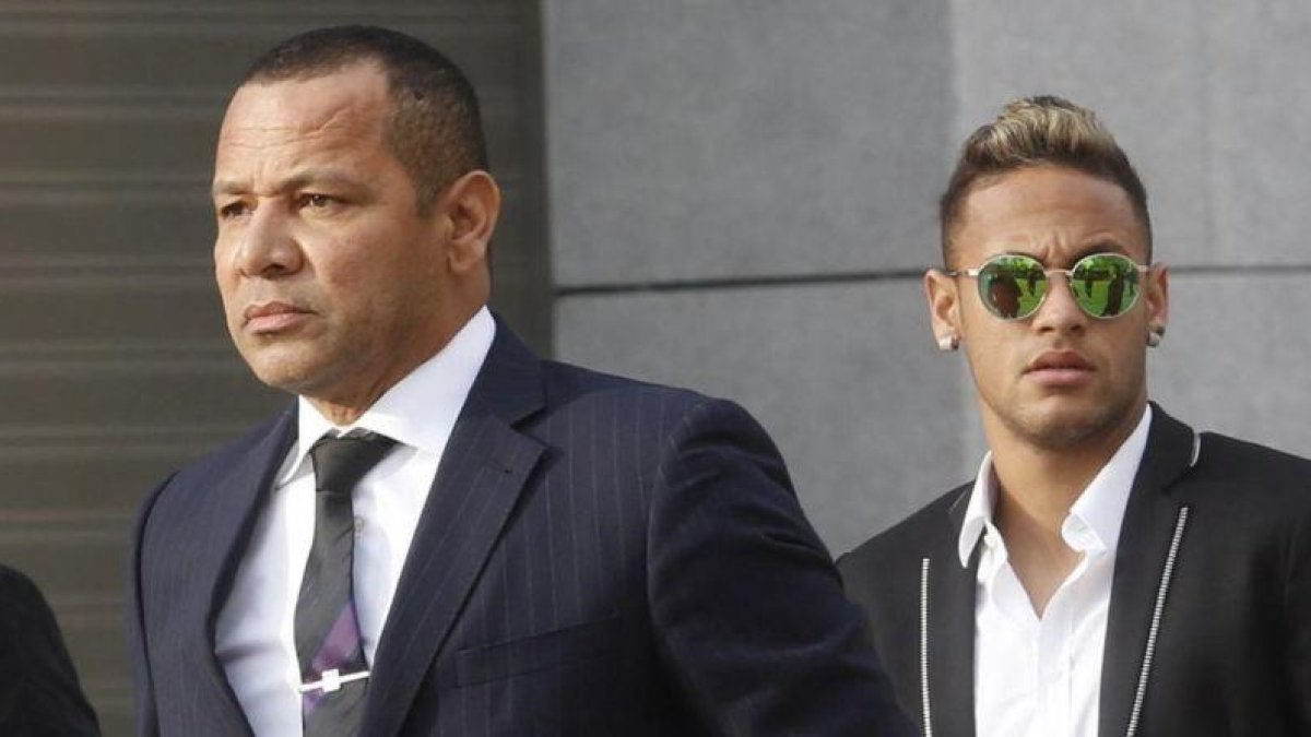 Papá Neymar y su hijo, ante la Audiencia Nacional, el pasado año.