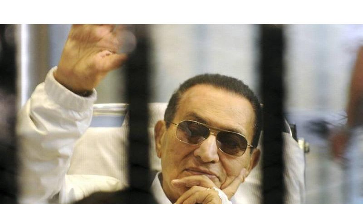 Hosni Mubarak saluda a sus partidarios, durante una de las sesiones del juicio en su contra que se celebró el pasado mes de abril en El Cairo.