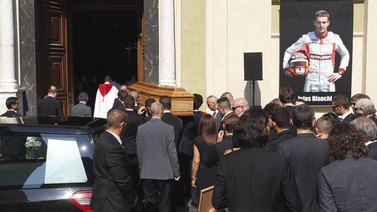 El féretro de Bianchi es portado al interior de la catedral de Sainte Réparate por un grupo de jóvenes pilotos.