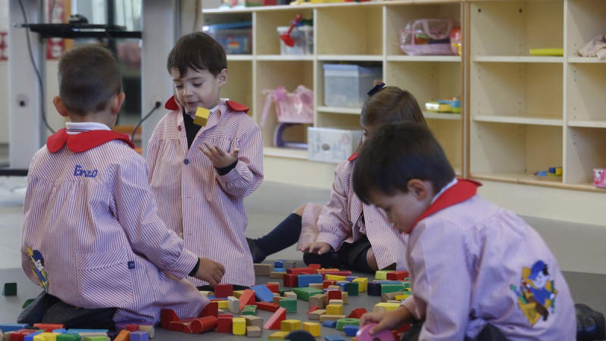 Los niños de 3 años, en el ágora, durante la asamblea con sus profesores. FERNANDO OTERO