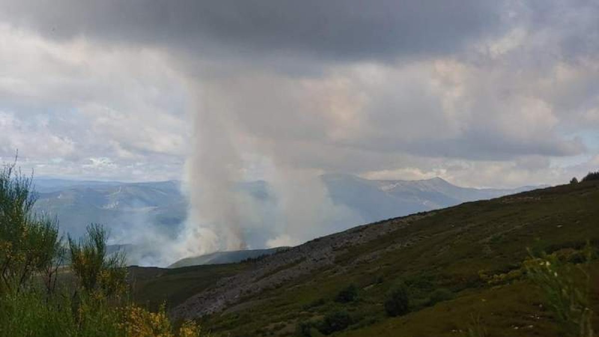 Incendio en Anllarinos del Sil, ayer. BRIF TABUYO