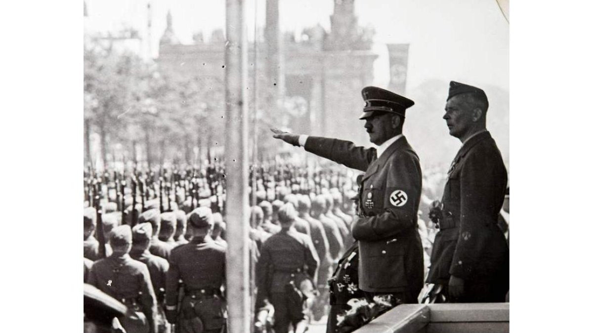 Hitler con el jefe de la Legión Cóndor,  Wolfram Von Richthofen, en un desfile de las tropas en Berlín. ARCHIVO