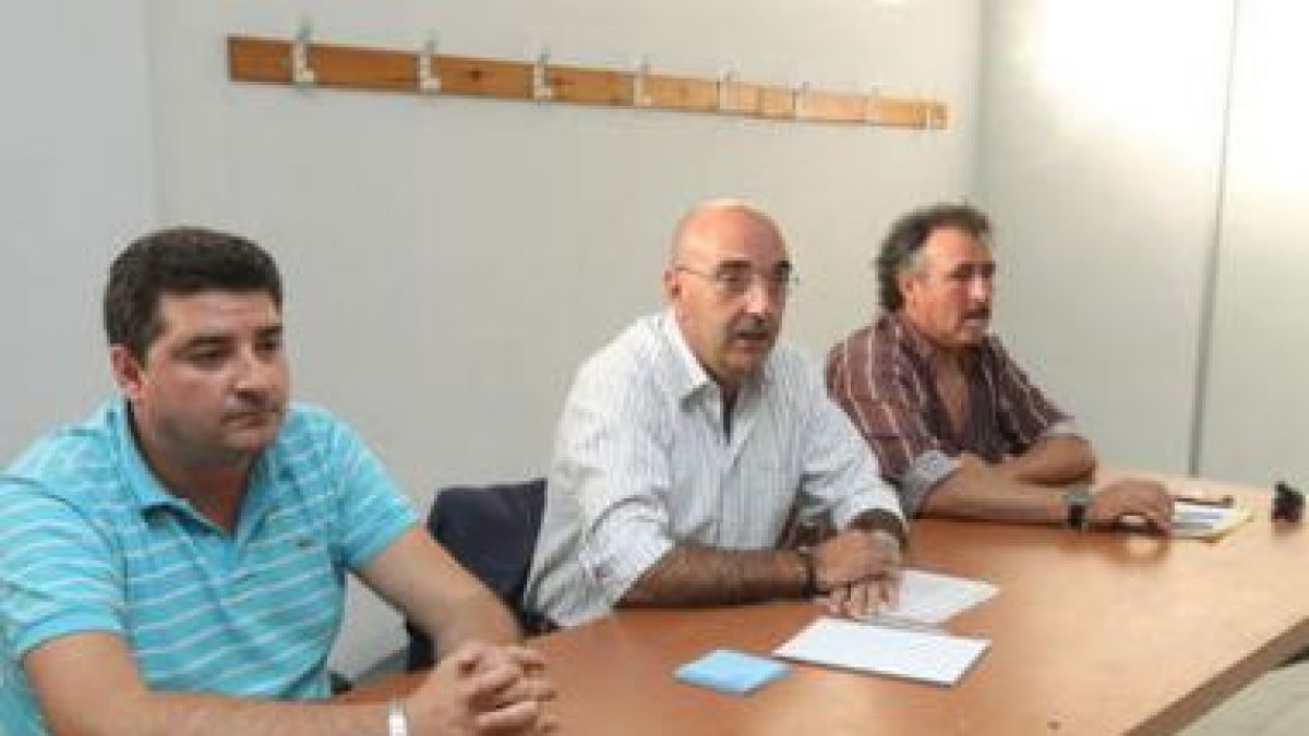El presidente del Huracán, Santi de la Riva, en el centro, planifica junto a Canuria el equipo.