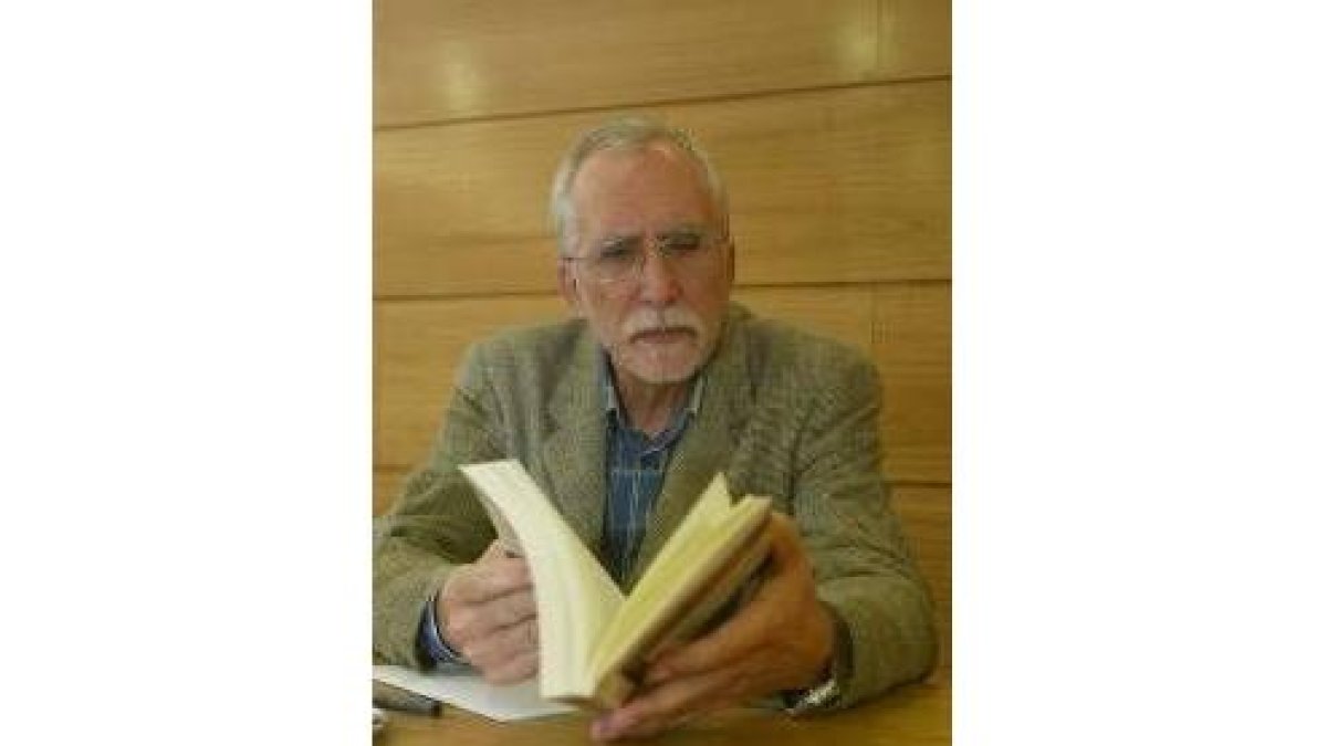 El escritor y académico leonés Luis Mateo Díez