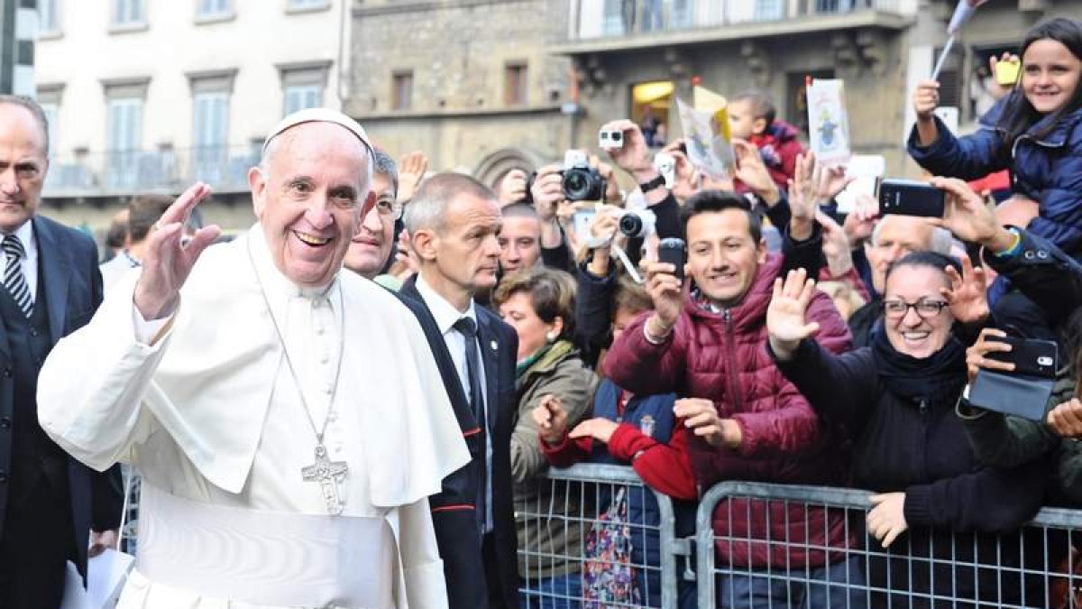 El papa Francisco saluda a los feligreses que le aguardaban a su llegada a Florencia.
